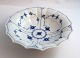 Royal Copenhagen. Musselmalet, riflet. Asiet. Model 142. Diameter 21 cm. (1 
sortering). Produceret før 1923.