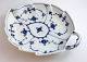 Royal Copenhagen. Musselmalet, riflet. Blad asiet. Model 145. Længde  26,5 cm. 
(1 sortering). Produceret før 1923.