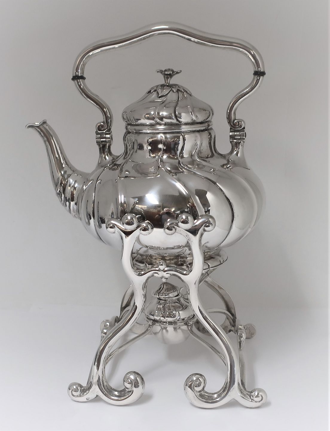 Lundin Antique - P. Hertz. Silver tea kettle (830). Height 35 cm 