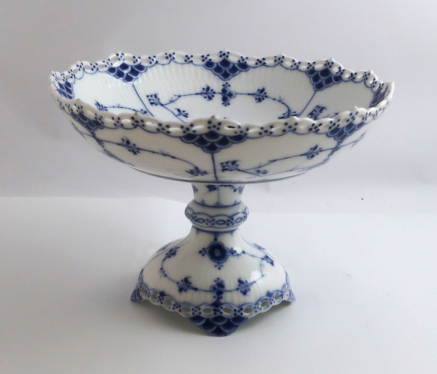 Lundin Antique Royal Copenhagen Musselmalet Helblonde Kagesk l P 